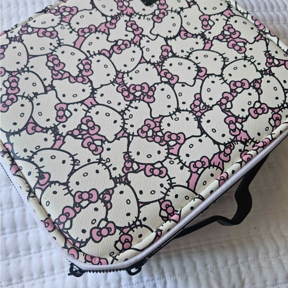 Hello Kitty Pink Makeup Box - Picture 2 of 5